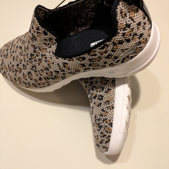 Skechers Goga mat beige/blk /multi leopard print women's sneakers 8.5 - Picture 2 of 6